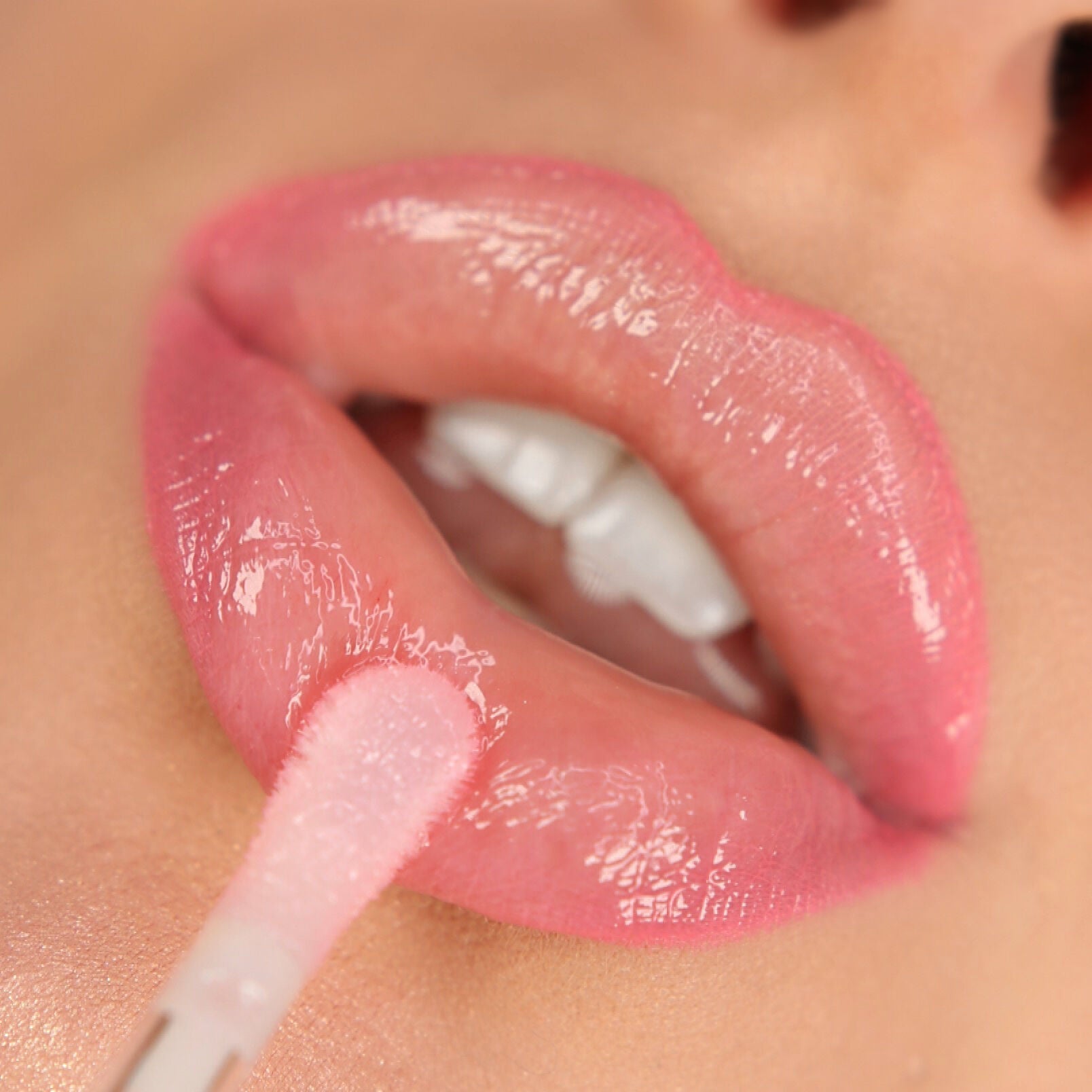 Revolution Pro Glossy Plump Lip Oil Revolution Pro Glossy Plump Lip Oil