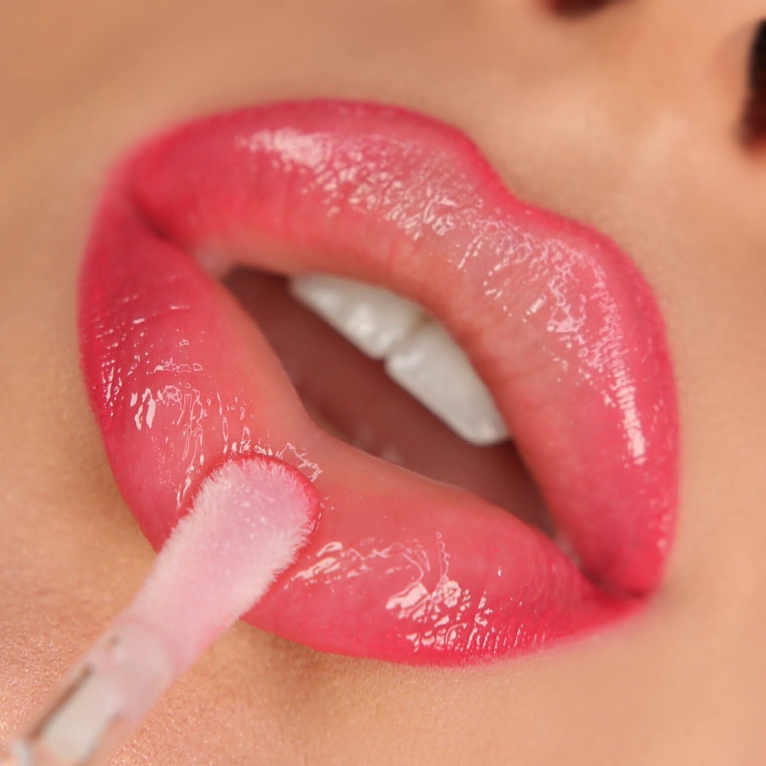 Revolution Pro Glossy Plump Lip Oil Revolution Pro Glossy Plump Lip Oil